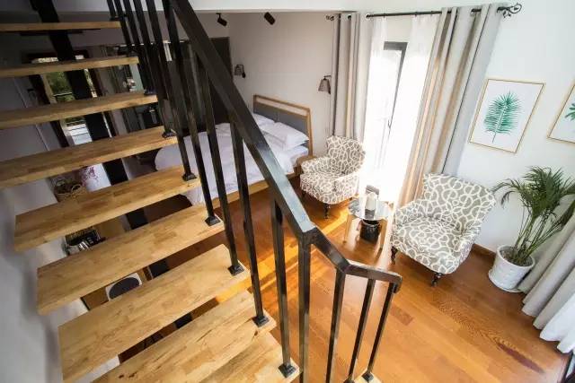 木葉夏民宿，云天收夏色木葉動秋聲