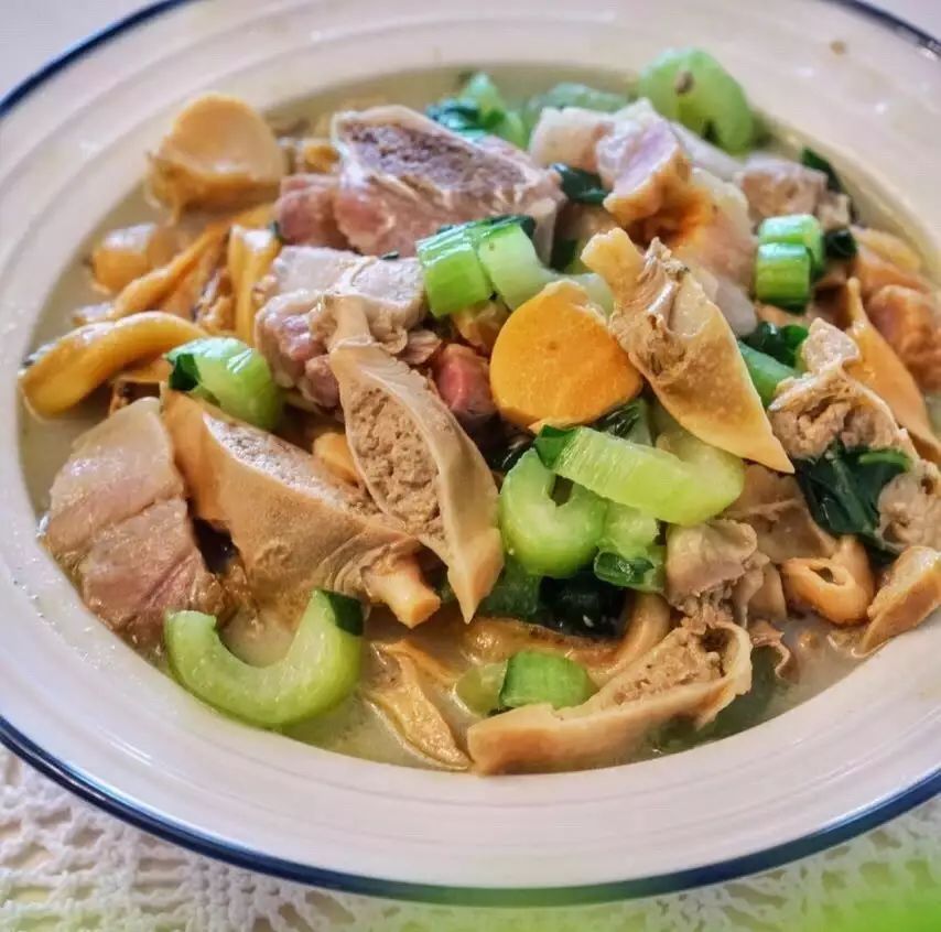 木葉夏民宿，云天收夏色木葉動秋聲