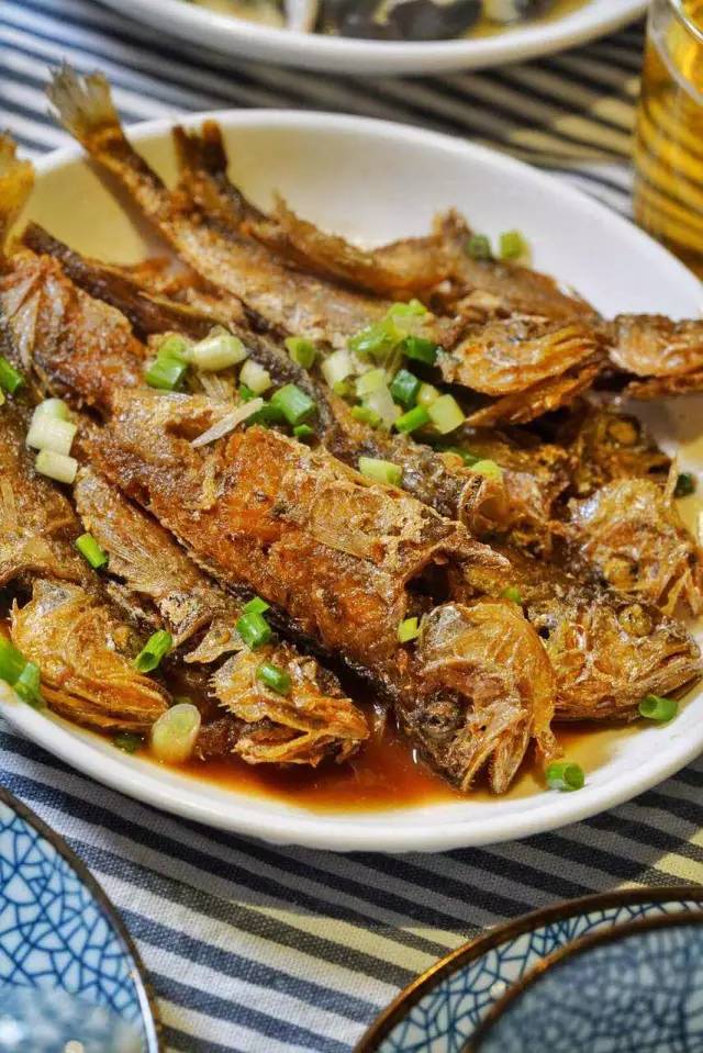 木葉夏民宿，云天收夏色木葉動秋聲