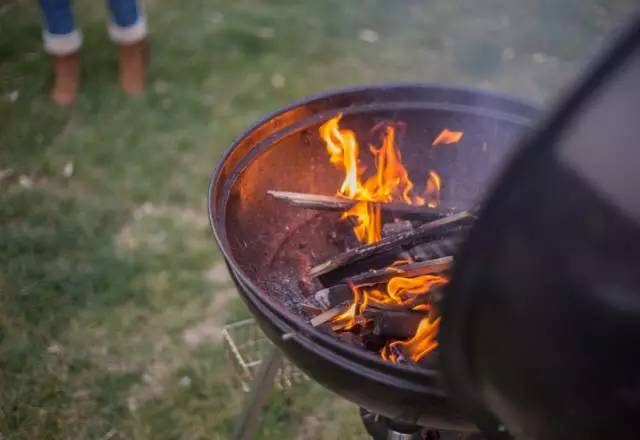 木葉夏民宿，云天收夏色木葉動秋聲