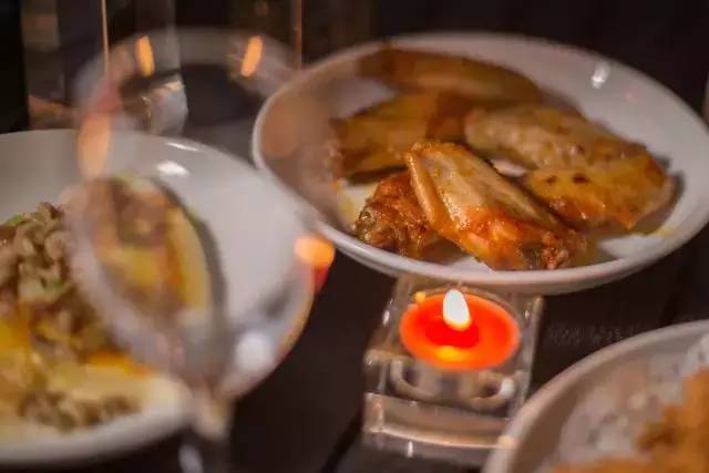 木葉夏民宿，云天收夏色木葉動秋聲