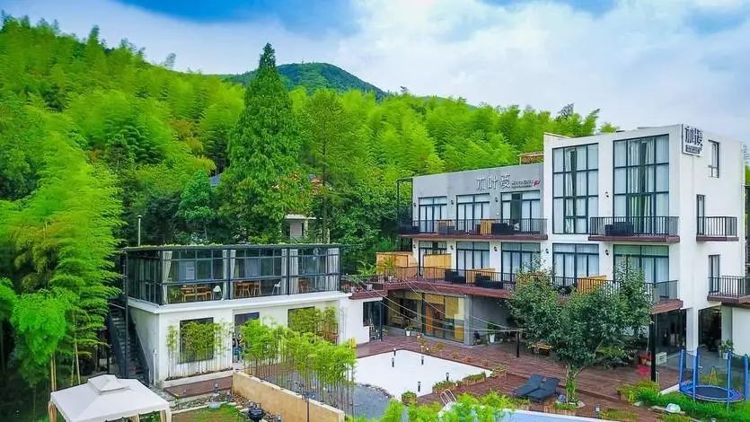 木葉夏民宿，云天收夏色木葉動秋聲