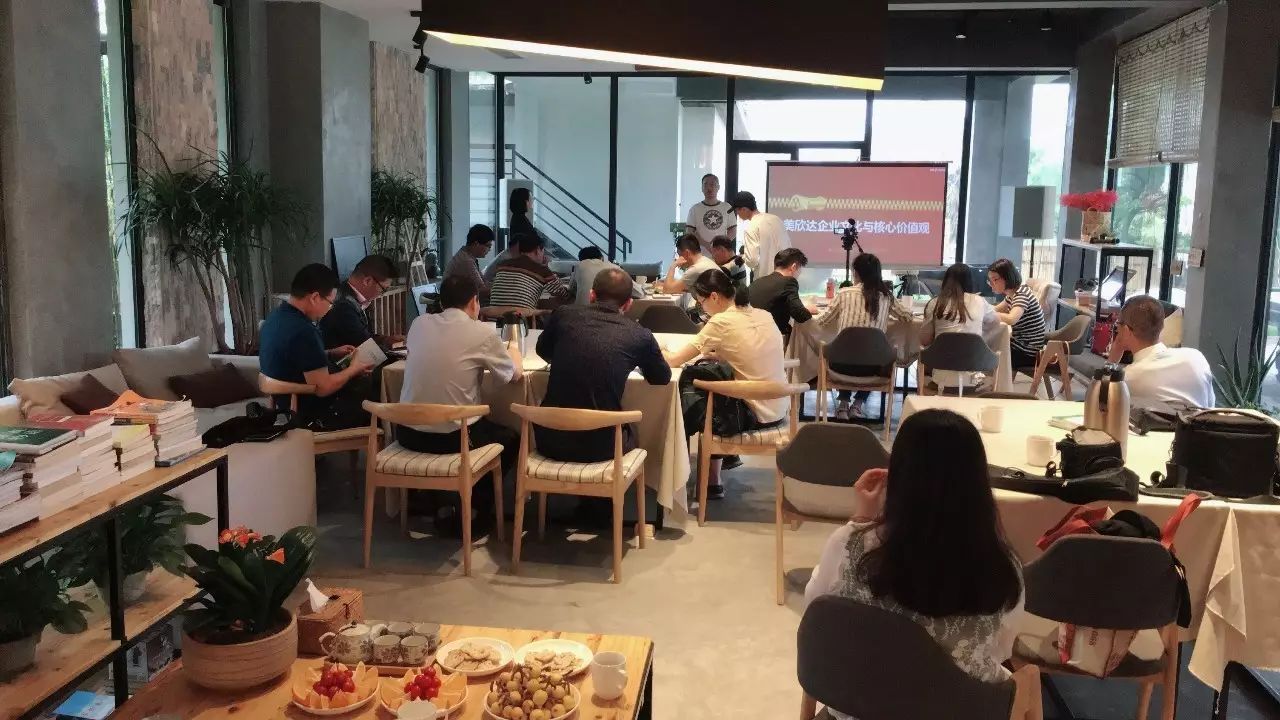 木葉夏民宿，云天收夏色木葉動(dòng)秋聲