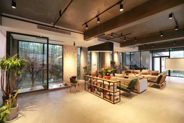 木葉夏民宿，云天收夏色木葉動秋聲