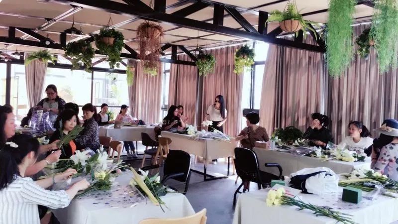 木葉夏民宿，云天收夏色木葉動(dòng)秋聲