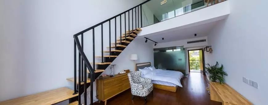 木葉夏民宿，云天收夏色木葉動(dòng)秋聲