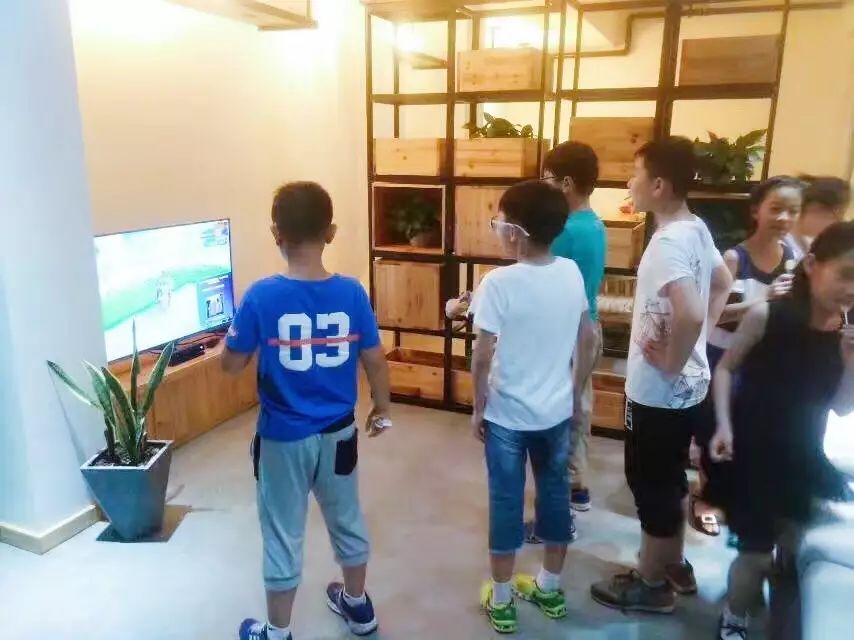 木葉夏民宿，云天收夏色木葉動(dòng)秋聲