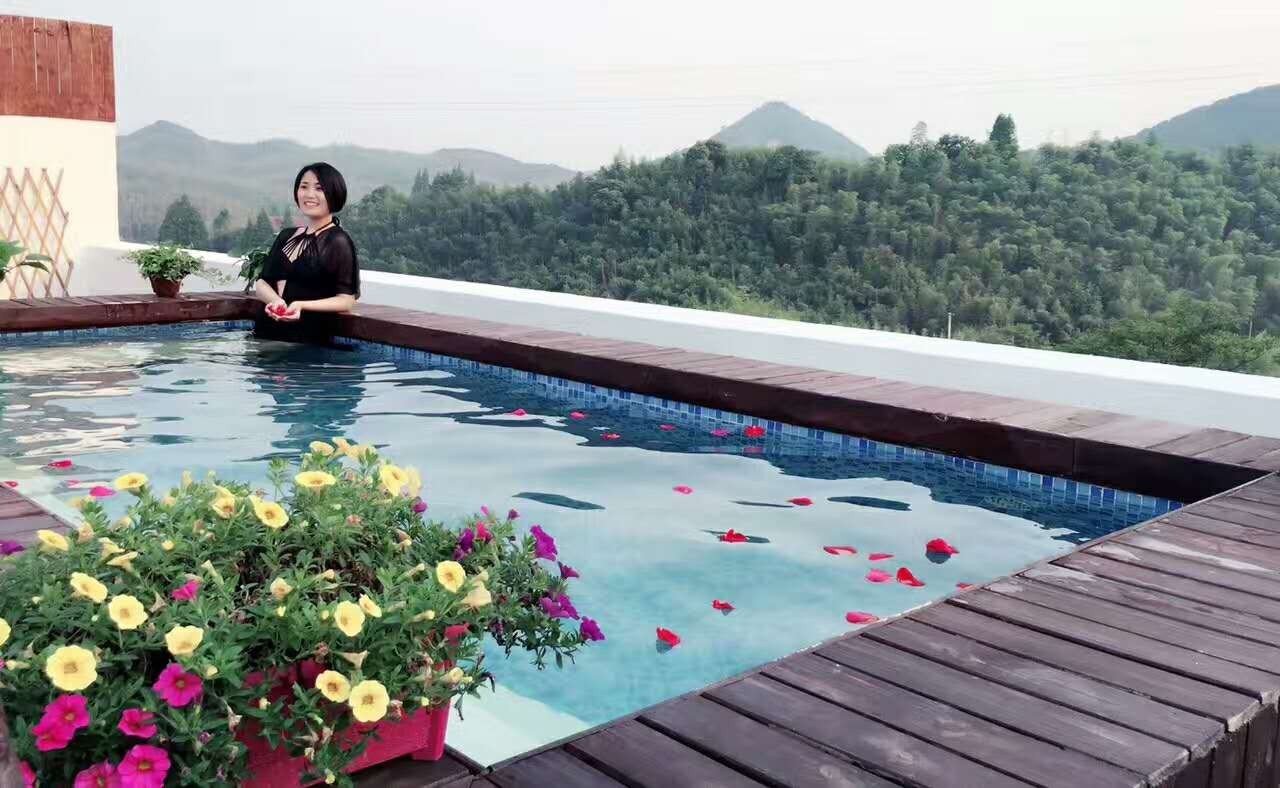 木葉夏民宿，云天收夏色木葉動(dòng)秋聲