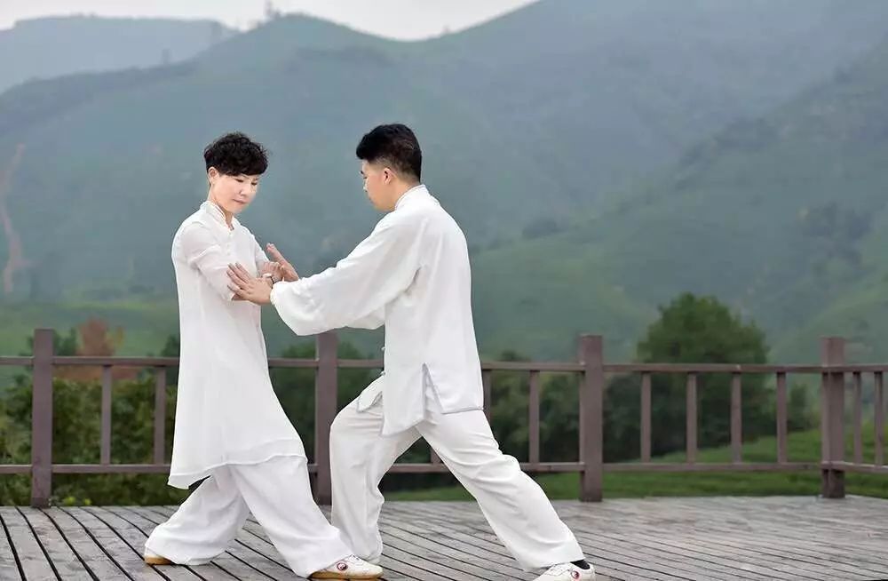 木葉夏民宿，云天收夏色木葉動秋聲