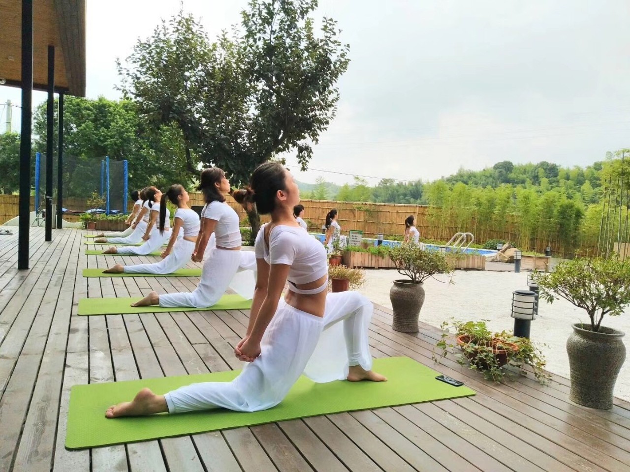 木葉夏民宿，云天收夏色木葉動秋聲