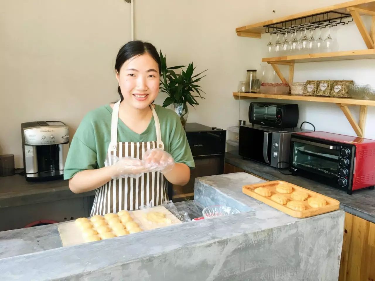 木葉夏民宿，云天收夏色木葉動秋聲