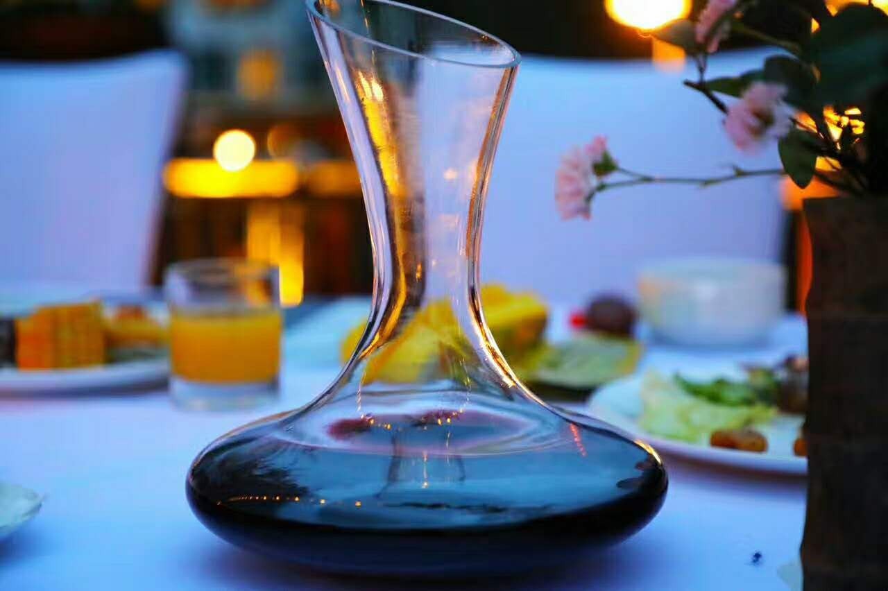 木葉夏民宿，云天收夏色木葉動秋聲