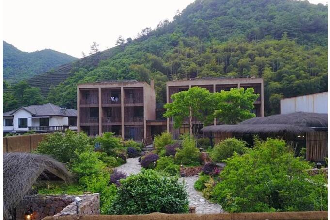 莫干山遙遠(yuǎn)的山民宿，溪聲不絕耳山色不離門