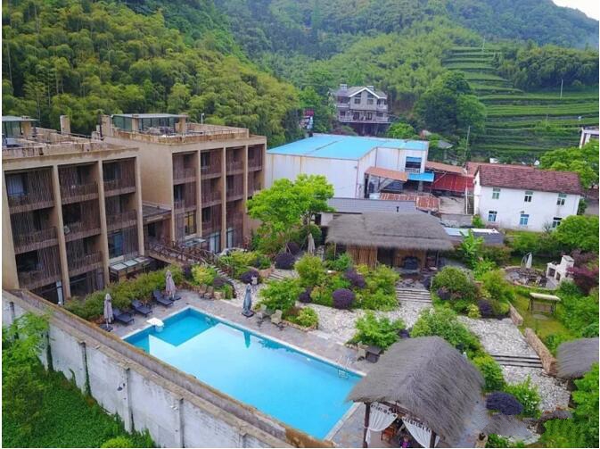 莫干山遙遠(yuǎn)的山民宿，溪聲不絕耳山色不離門