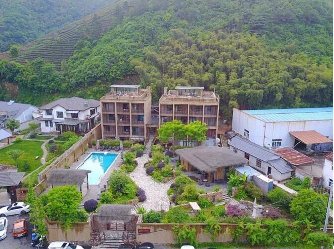 莫干山遙遠(yuǎn)的山民宿，溪聲不絕耳山色不離門