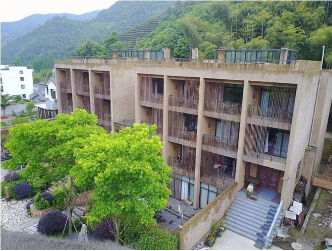 莫干山遙遠(yuǎn)的山民宿，溪聲不絕耳山色不離門