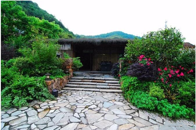 莫干山遙遠的山民宿，溪聲不絕耳山色不離門