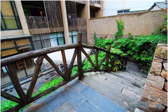 莫干山遙遠的山民宿，溪聲不絕耳山色不離門