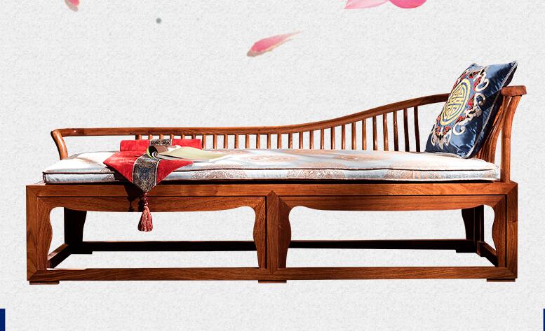 貴妃榻，榻上有一朵綻放的花