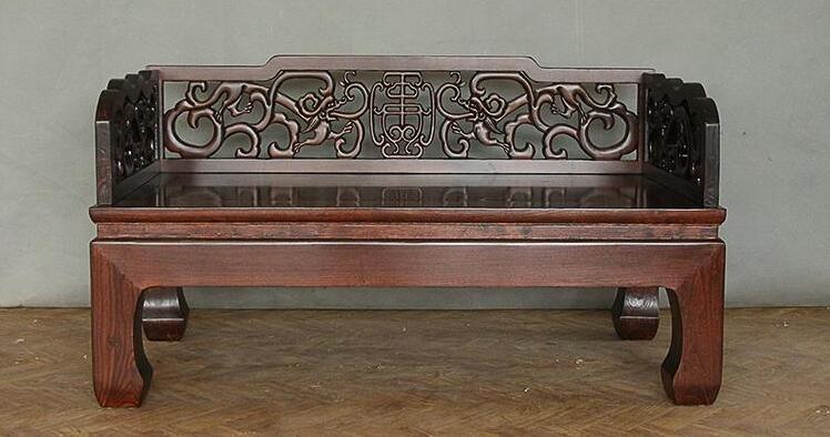 貴妃榻，榻上有一朵綻放的花