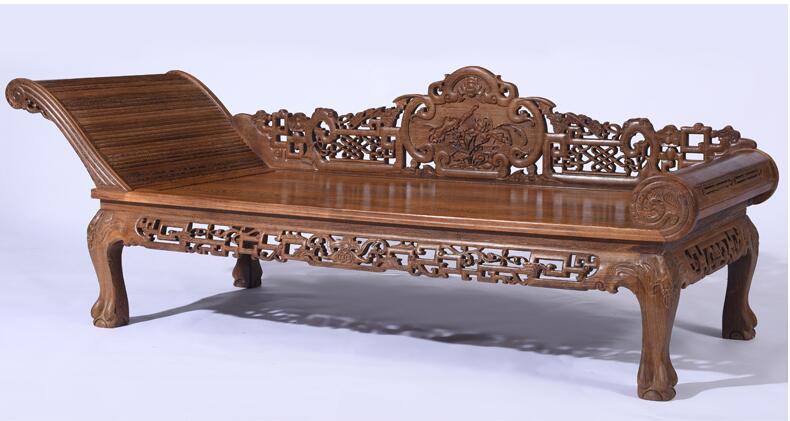 貴妃榻，榻上有一朵綻放的花