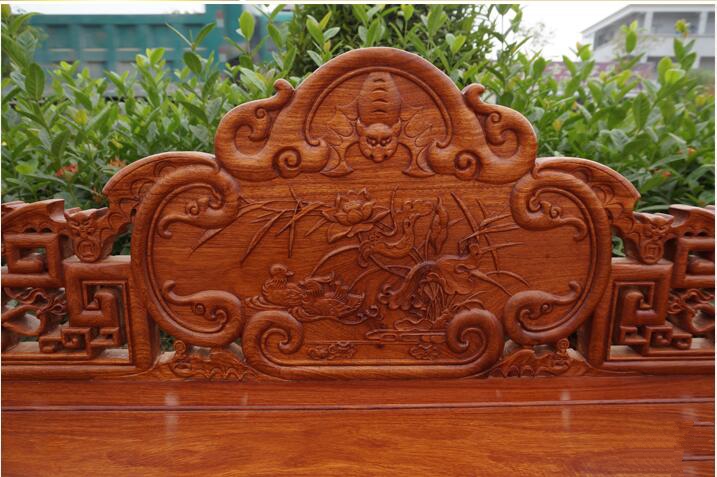 貴妃榻，榻上有一朵綻放的花