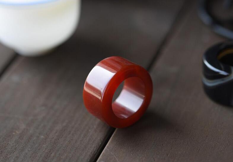 玉扳指，最美的指上風(fēng)情