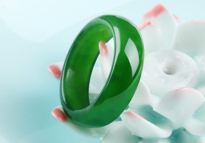 玉扳指，最美的指上風(fēng)情