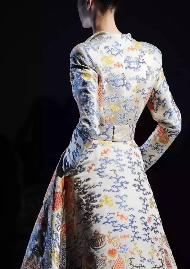 云錦定制禮服，寸錦寸金燦若云霞