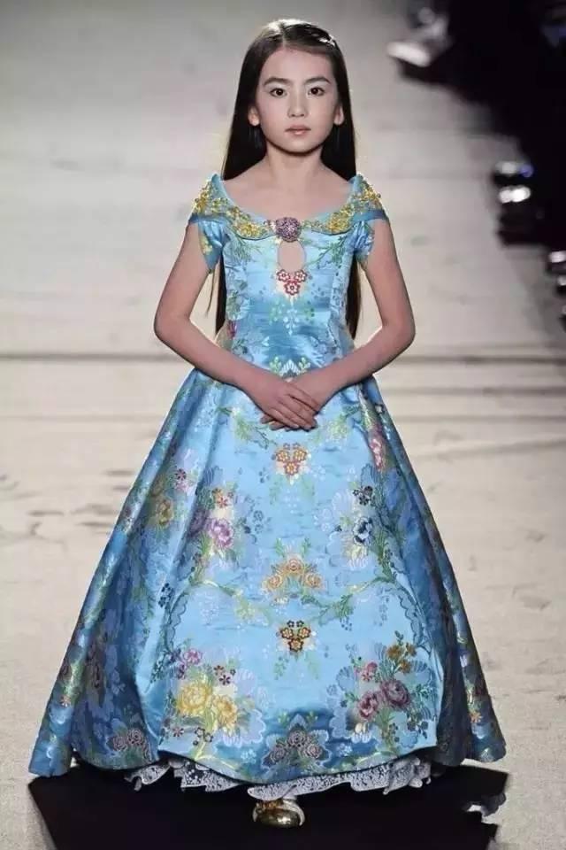 云錦定制禮服，寸錦寸金燦若云霞