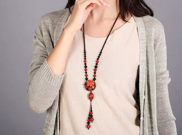紅色復(fù)古立體花朵吊墜毛衣鏈項鏈?zhǔn)罪? src="/shige/d/file/bigpic/190404/04/13-1G010112034-50.png" style="height: 501px; width: 750px;" / data-jhcd="3SKWfg"><br / data-Zzhg="FycPJc">
	<img alt=