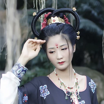 妖艷冷漠的女生頭像，唯美古風真人女子頭像