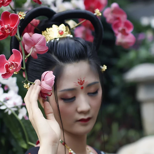 妖艷冷漠的女生頭像，唯美古風真人女子頭像