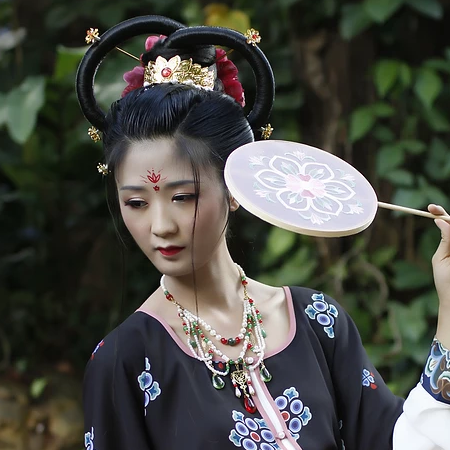 妖艷冷漠的女生頭像，唯美古風真人女子頭像