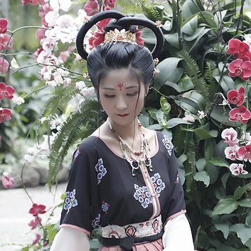 妖艷冷漠的女生頭像，唯美古風真人女子頭像