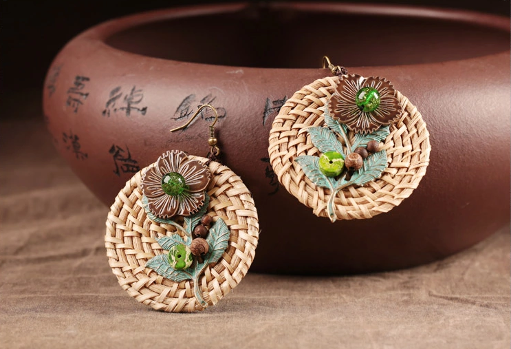 怡圓藤編草墊耳環(huán)，時(shí)尚福連文苑首飾