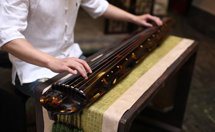 解花語蕉葉古琴，時(shí)尚古典福連文苑民族樂器