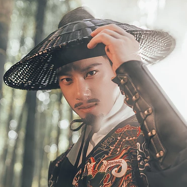 霸氣錦衣行帶刀頭像，唯美古風男生真人頭像