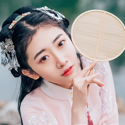 桃花樹下古風(fēng)頭像，唯美古風(fēng)粉衣女子真人頭像