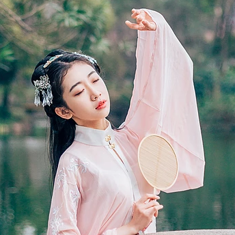 桃花樹下古風(fēng)頭像，唯美古風(fēng)粉衣女子真人頭像