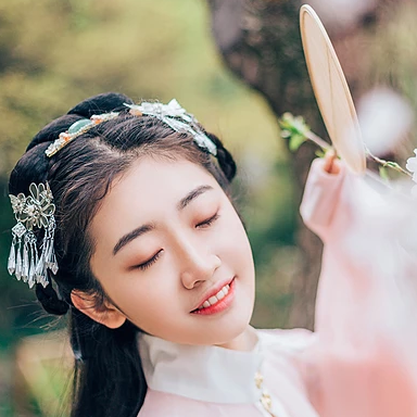 桃花樹下古風(fēng)頭像，唯美古風(fēng)粉衣女子真人頭像