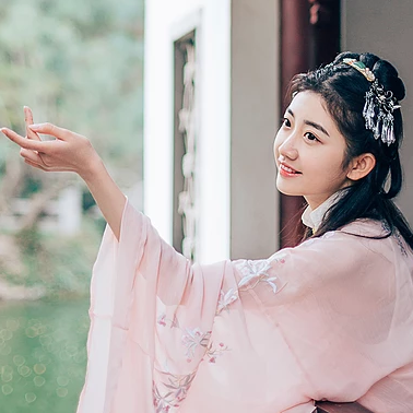 桃花樹下古風(fēng)頭像，唯美古風(fēng)粉衣女子真人頭像