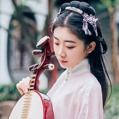 桃花樹下古風(fēng)頭像，唯美古風(fēng)粉衣女子真人頭像