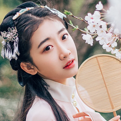 桃花樹下古風(fēng)頭像，唯美古風(fēng)粉衣女子真人頭像