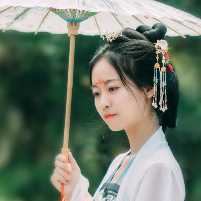 紅衣女子帶傘頭像，唯美古風(fēng)女子真人頭像