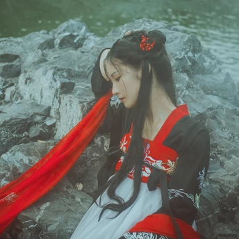 紅妝帶傘古風(fēng)頭像，唯美古風(fēng)真人女子頭像