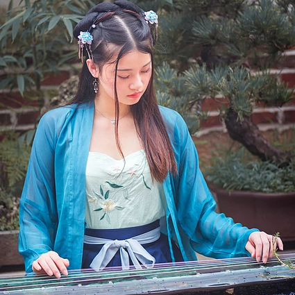 藍衣帶團扇女生頭像，唯美古風女子真人頭像