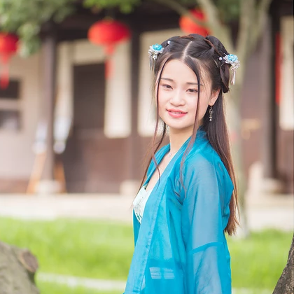 藍衣帶團扇女生頭像，唯美古風女子真人頭像
