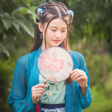 藍衣帶團扇女生頭像，唯美古風女子真人頭像