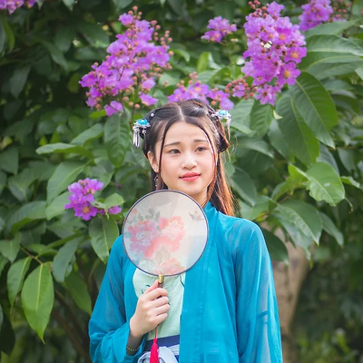 藍衣帶團扇女生頭像，唯美古風女子真人頭像